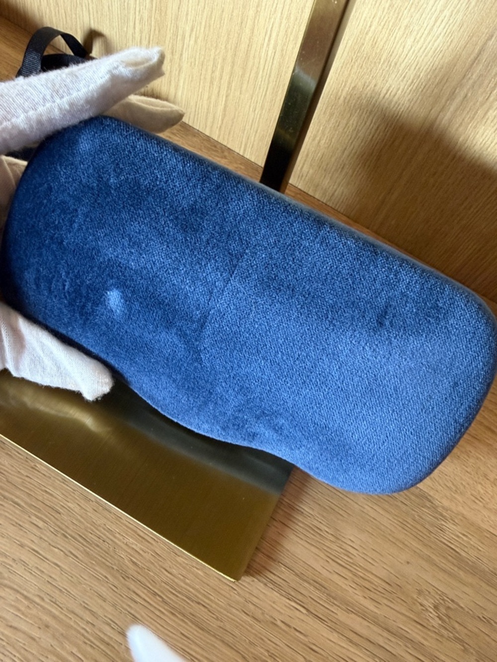 Gucci Velvet Sunglass Case in Blue with Burgundy Interior,dusty bag, wipe cloth - Picture 7 of 10